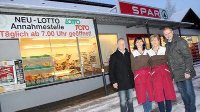 Isopp, die Spar-Mitarbeiterinnen Barbara Aigner und Edith Oberrauter sowie Bürgermeister Stampfer (von links) 