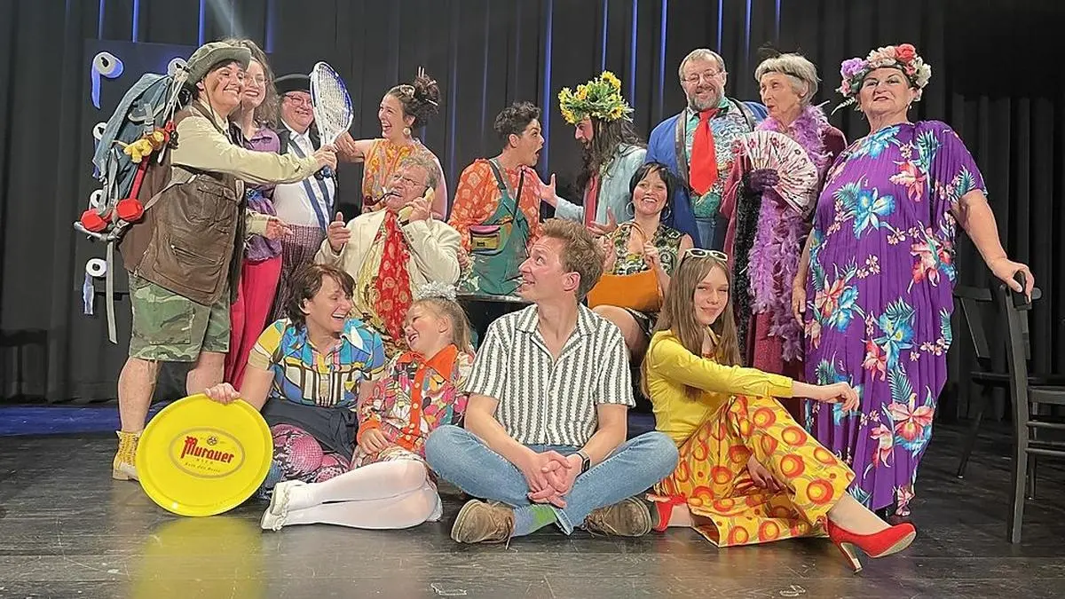 Lukas Wachernig (Mitte, sitzend) mit dem Ensemble der "Pension Schöller"