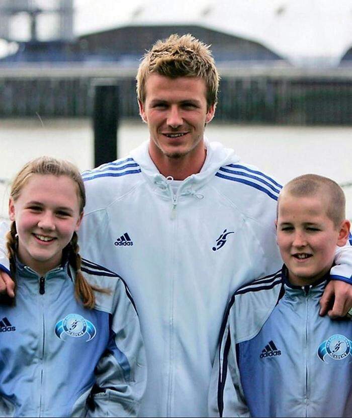 David Beckham posiert mit Harry Kane (r.) und Katie Goodwin (l.) für ein Foto