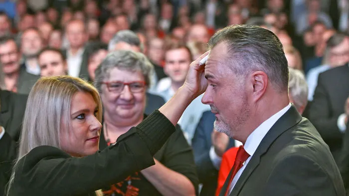 Bevor die SPÖ im November 2019 die "Weichenstellung für die Landtagswahl 2020" durchführte, stellte Julia Jurtschak sicher, dass "ihr" Landeshauptmann Hans Peter Doskozil respektabel aussah