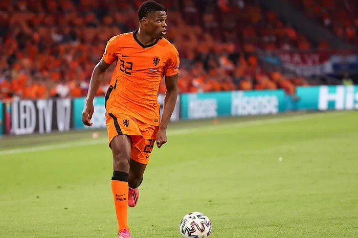 MITTELFELD: Denzel Dumfries: Geschwindigkeit, Torgefahr, scharfe Flanken - kaum ein anderer Spieler auf der rechten Außenbahn fiel bei dieser EM mehr auf. Der 25-Jährige von PSV Eindhoven brauchte dafür nur vier Spiele, denn im Achtelfinale war für die Niederlande schon Schluss. Auch beim 2:0 in der Gruppenphase gegen Österreich war Dumfries mit einem herausgeholten Elfmeter und einem Tor der Spieler des Spiels.