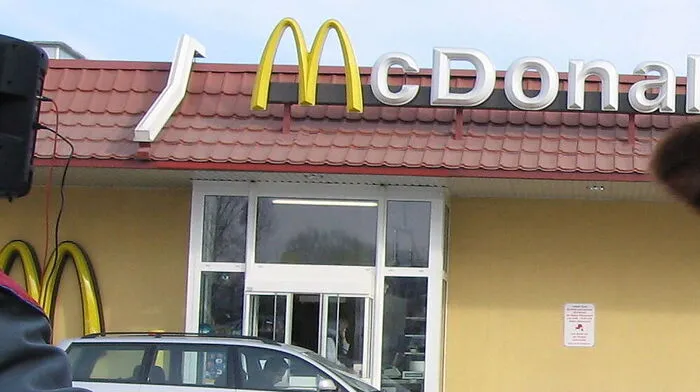 Die McDonald's-Filiale in Weiz war das Ziel von Einbrechern. Der oder die Einbrecher gelangten über den "Drive In"-Schalter ins Gebäude.