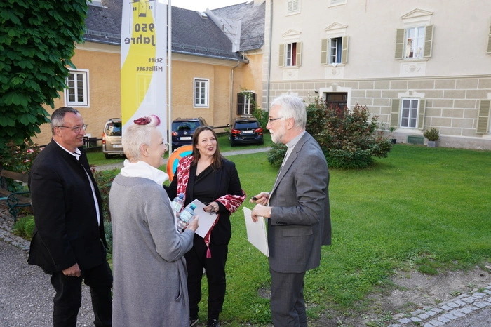 Bischof Josef Marketz trifft ein 