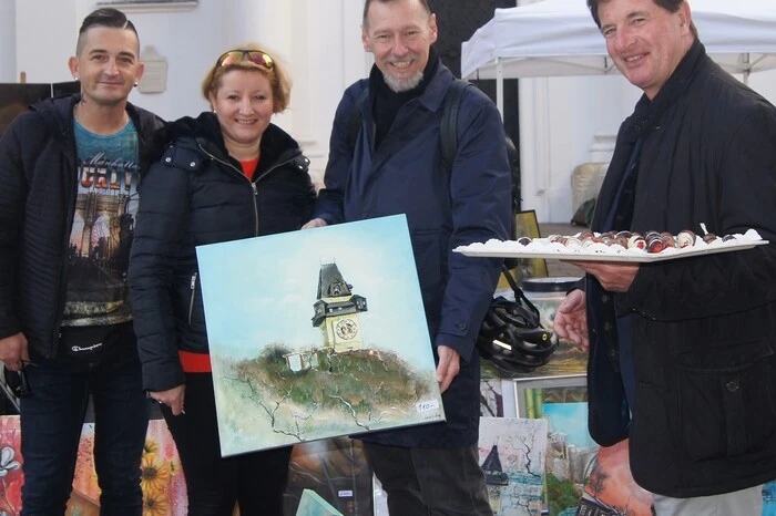 Künstlerin Sandra Krug, Citymanager Heimo Maieritsch, Bernd Holasek, dem Treiber hinter dem Kunstmarkt