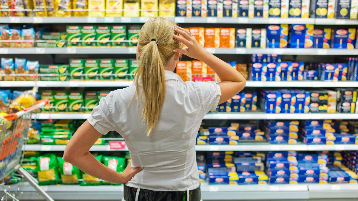 Eine Frau vor einem reichhaltig gefüllten Supermarktregal | Supermarkteinkauf: Ja, was jetzt?