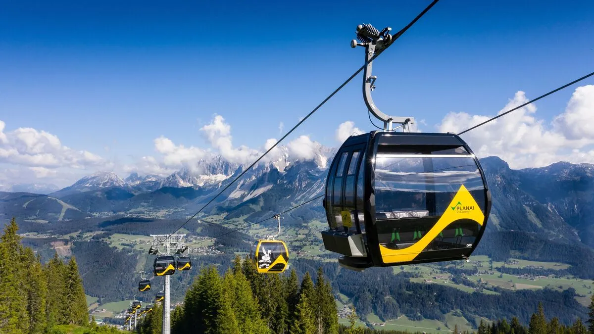 Mit der 10er Planai Hauptseilbahn geht es bequem hinauf auf die Schladminger Planai. 
