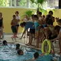 Die Schwimmer wurden von ihren Schulkameraden lautstark angefeuert	