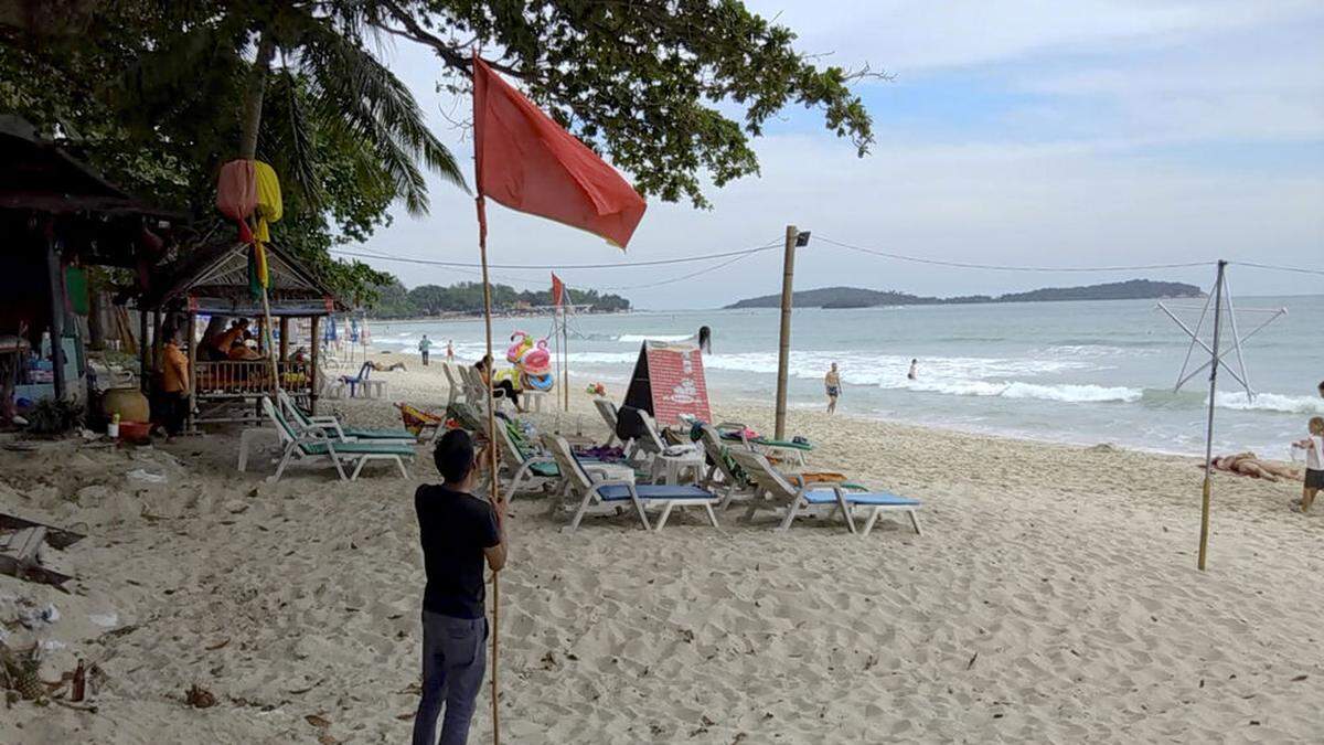 Die rote Flagge verbietet das Baden im Meer