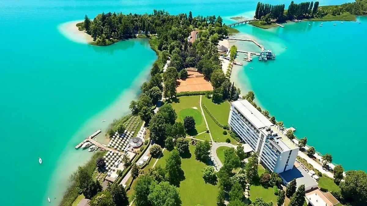 Der türkise Wörthersee lockt unzählige Urlauber nach Kärnten, jedoch kein Personal