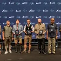 Walter Lerch, Aaron Fellis, Günther Albel, Sebastian Schuschnig, Christian Stocker, Karthik Rammohan und Daniel Fellner auf der Festbühne anlässlich 40 Jahre Lam Research