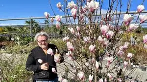 Peter Loidl auf dem Freigelände der Baumschule, die mittlerweile über mehr als 60 Mitarbeiterinnen und Mitarbeiter beschäftigt: „80 Prozent unseres Umsatzes kommt von der Eigenware“