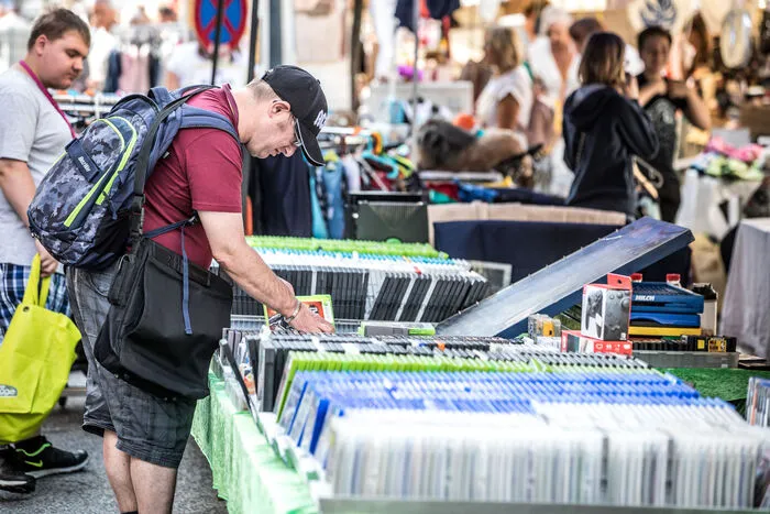 Musikfans wühlen sich durch jede Menge Platten.
