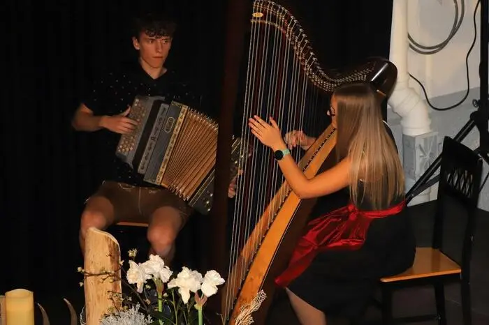 Mit dabei war auch  Matthias Pertl (Steirische Harmonika) und Laura Radic (Harfe).