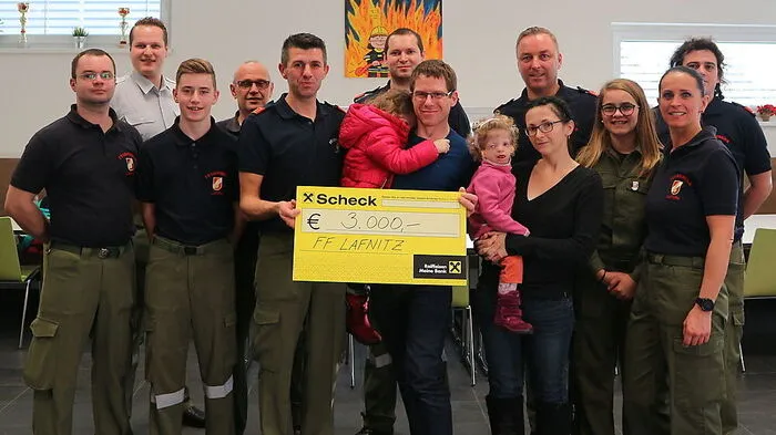 Die Feuerwehrleute übergaben die Spende an Miriam und ihre Familie