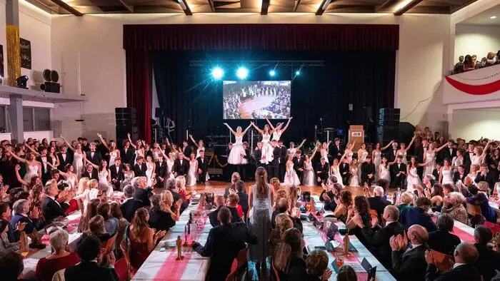 Die Maturantinnen und Maturanten der 8A, 8B und 8C des Alten Gymnasiums Leoben (BG/BRG Leoben I) luden zu einer stimmungsvollen Ballnacht.