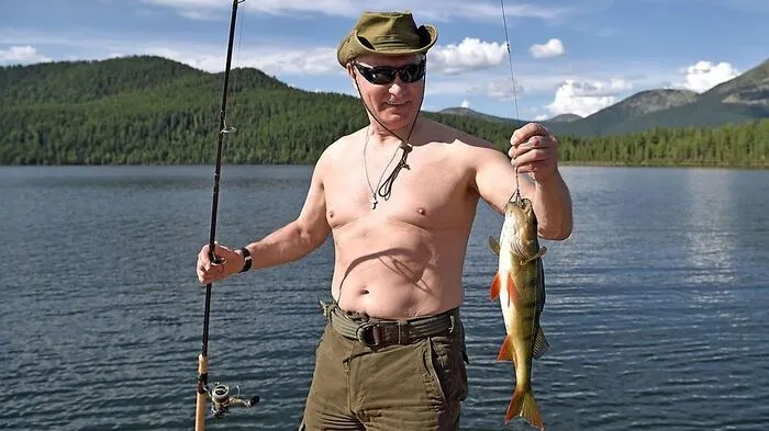 Der Kreml hat im August Aufnahmen vom Kurzurlaub von Putin beim Angeln an einem Bergsee in der sibirischen Region Tuwa veröffentlicht. Während sich US-Präsident Donald Trump damals  für 17 Tage in den Golfurlaub verabschiedete, zeigte sich Russlands Präsident Wladimir Putin einmal mehr mit freiem Oberkörper beim Fischen. Die Botschaft: Golfen ist etwas für Weicheier.