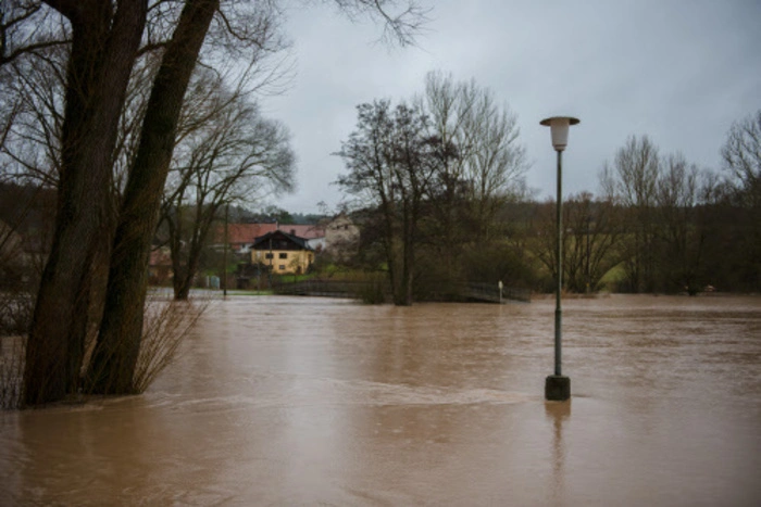 Nach Starkregen sind im Allgäu manche Straßen überschwemmt.