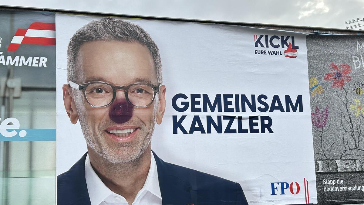 Beschmierte Wahlplakate in Villach