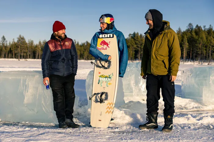 Felix Georgii, Dominik Gührs und Dominik Hernler haben einen zugefrorenen See in Jokkmokk, Schweden, als neues Terrain erobert.