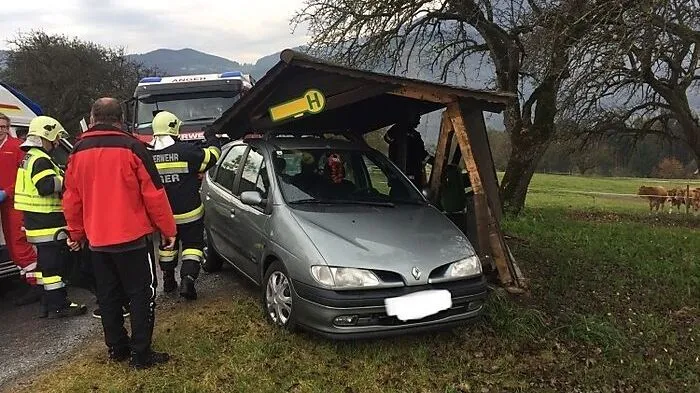 Der Pkw kam direkt im Wartehäuschen der Bushaltestelle zum Stillstand