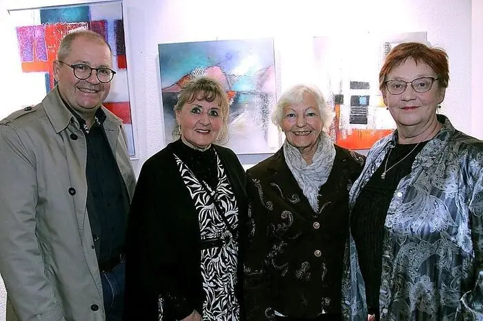 Bei der bestens besuchten Vernissage am vergangenen Freitag begrüßte Bürgermeister Bernd Osprian die Gäste, über die beiden Kunstschaffenden und ihre Werke sprach Ulrike Schuster.