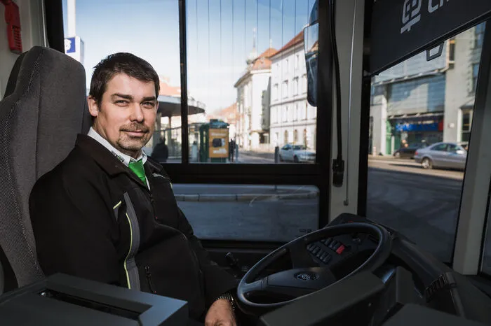 ... Fahrer Rober Hummer hat die erste Probefahrt des 18 Meter langen Busse souverän absolviert.