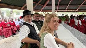 Renate Linortner mit ihren Mitmusikanten in Tansania