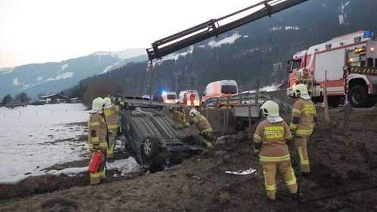 Das Auto überschlug sich und kam am Dach zum Liegen