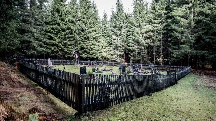 In diesem im Wald versteckten Friedhof erinnert ein handgeschmiedetes Kreuz an Annemarie E.  St. Vinzenz liegt am nördlichsten Zipfel des Stausees auf der Soboth. Von der B69, der südsteirischen Grenzstraße, führt eine Abzweigung an der See-Rast direkt zum Dorf. Einige wenige Ruinen aus der Glanzzeit der Glashütte sind im Wald hinter dem verlassenen Haus auf der Südseite des Baches zu finden. Ein Glasfenster der Kirche nennt die drei eng mit der Geschichte des Dorfes verknüpften Jahreszahlen 1687 (Gründung), 1878 (Schließung der Glashütte) und 1990 (Fertigstellung des Stausees). Zum Friedhof führt eine für den Verkehr gesperrte Forststraße, die an der Brücke über den Bach bei der Kirche St. Vinzenz beginnt und anfangs parallel zum Stauseeufer in Richtung Süden verläuft. Wer gerne querfeldein marschiert, folgt ihr rund 150 Meter lang und biegt dann bei den gelben „Hütchen“, mit denen die Gaspipeline markiert ist, rechts in den Wald ab. Der Trasse entlang geht es dann bergwärts noch etwa 250 Meter zum Friedhof. Entlang der Forststraße ist der Weg mit 20 bis 30 Minuten Gehzeit ein wenig länger. Man passiert gleich nach der Trasse der Gaspipeline die ehemalige Volksschule von St. Vinzenz und muss sich 150 Meter danach bei der Weggabelung rechts halten. Nach 300 Metern kommt die nächste Kreuzung, auch hier heißt es wieder: (scharf) rechts abbiegen. Dieser Weg kreuzt nach etwas mehr als 400 Meter die Trasse der Gaspipeline, die – in diesem Fall talwärts – zum Friedhof führt.