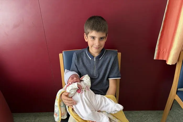 William Joseph (8) hält voller Stolz seine kleine Schwester im Arm. Mit 2395 Gramm und 47 Zentimetern kam der Wonneproppen am 14. Juli zur Welt und hört auf den wunderschönen Namen Rebekah Grace. Stolz auf ihre Schätze sind Alina Florentina und Viroel Maxim aus Kapfenberg.