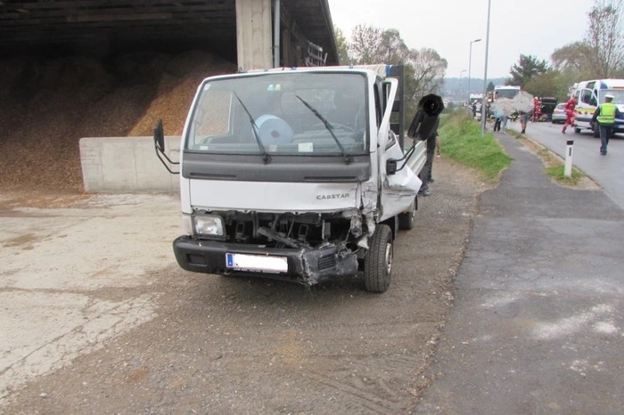 Der Klein-Lkw wurde ebenfalls schwer beschädigt.