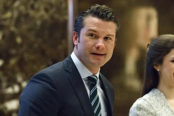 Pete Hegseth ist eigentlich als Moderator des rechts-konservativen TV-Senders „Fox News“ bekannt. Künftig wird ihn die Welt als Verteidigungsminister der USA kennenlernen. Hegseth sei „hart, klug“ und ein wahrer Anhänger der „America First“-Politik, erklärte Trump. Mit ihm an der Spitze seien „Amerikas Feinde gewarnt“.
