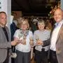 Marcel und Andrea Zirngast mit Vizebürgermeisterin Maria Drechsler (2. v. l.) und Bürgermeister Hermann Trinker (rechts)