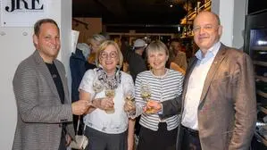 Marcel und Andrea Zirngast mit Vizebürgermeisterin Maria Drechsler (2. v. l.) und Bürgermeister Hermann Trinker (rechts)