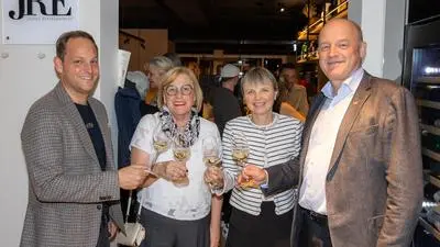 26.11.2025, Schladming, Steiermark, Österreich (Austria): Das Haus Zirngast wurde nach einem Vollbrand am 14.11.2024 wieder aufgebaut und am 26.11.2025 offiziell eröffnet. Bild zeigt v. l. Marcel Zirngast, Maria Drechsler, 1. Vizebürgermeisterin Schladming, Andrea Zirngast, Hermann Trinker, Bürgermeister Schladming 
Fotocredit: Martin Huber