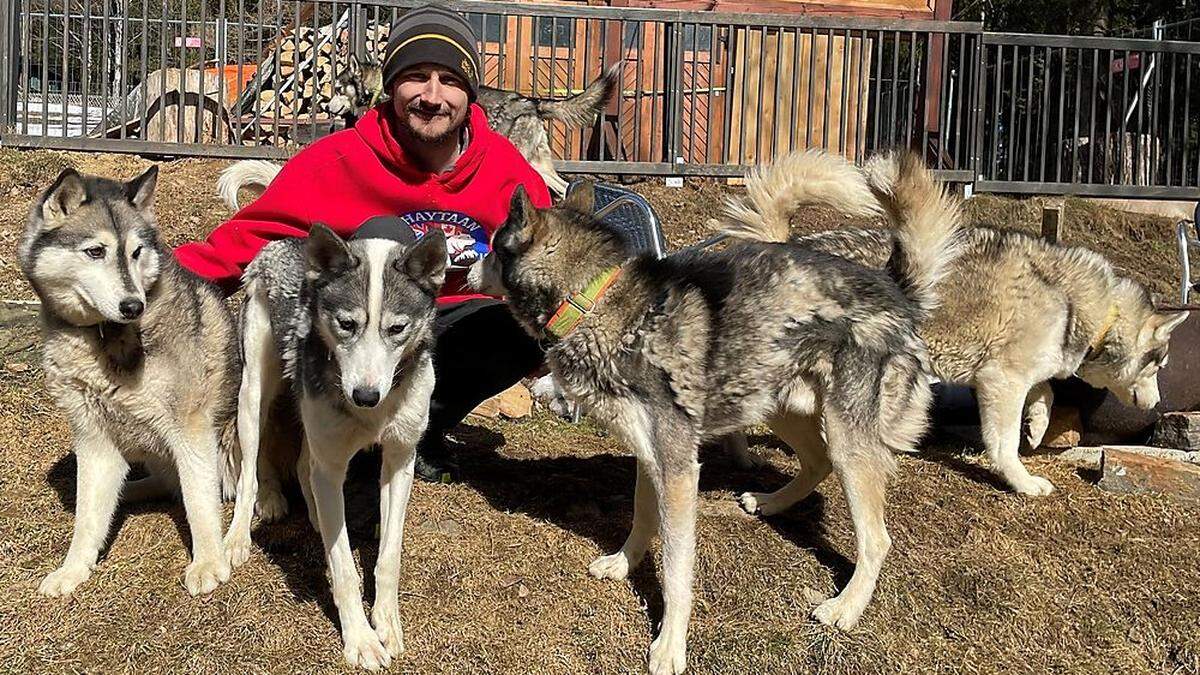 Daniel Zuber hält bei sich zu Hause im Trofaiacher Gössgraben zwölf Huskys als Schlittenhunde