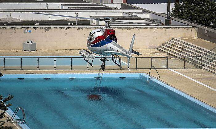 Hubschrauber nutzen Swimmingpools um Löschwasser zu holen