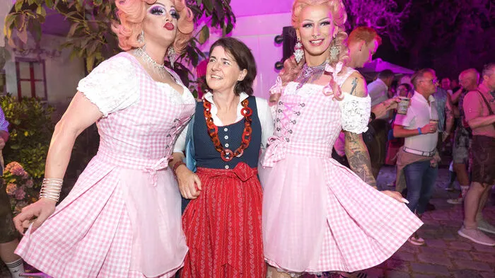 Im Stimmungs-Rausch waren die Gäste im Schlosshotel Leonstain - die Dragqueens Klara Mydia und Syphia Lis begrüßten am Eingang
