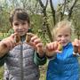 Samuel und Sophie Gerstl essen Mandelkerne gerne