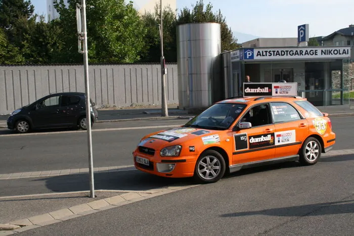 Mit auffälligen Autos sind die Teilnehmer unterwegs