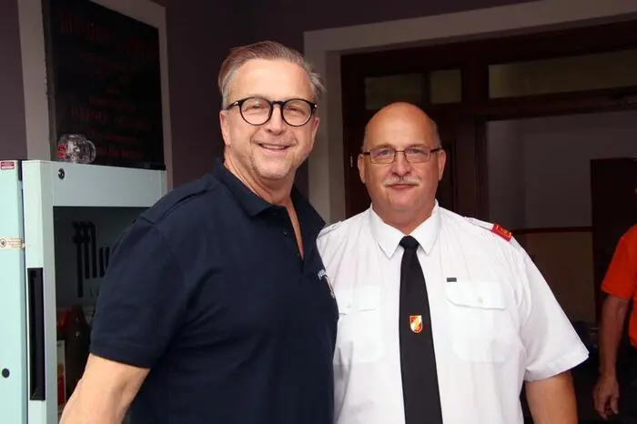 Auch Landesfeuerwehrkommandant-Stellvertreter Christian Leitgeb und Köflachs Bürgermeister Helmut Linhart (im Bild links, zu sehen mit FF-Kommandant Andreas Sorger) mit seinem Vize Heimo Ortner waren unter den vielen fleißigen Helfern