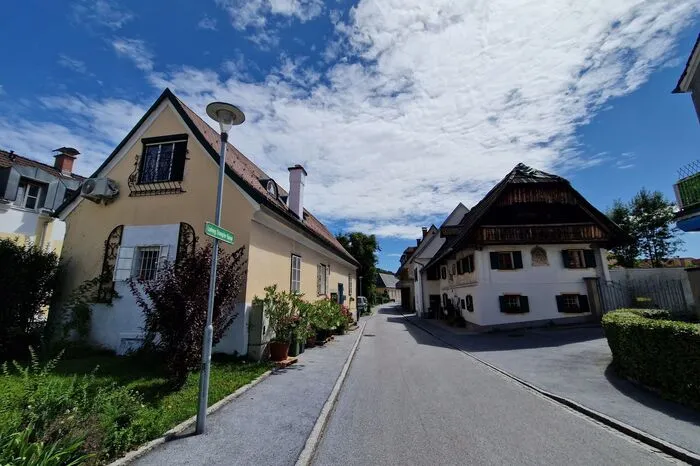 Der heutige Sandwirt steht mit dem Haus gegenüber unter Denkmalschutz