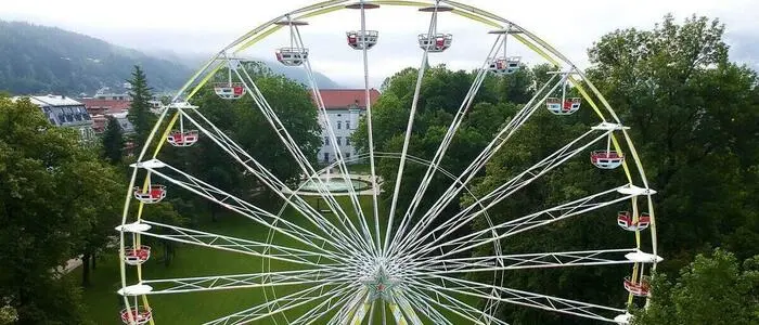 Das einst im Stadtpark von Spittal aufgestellte Riesenrad | Das Bevölkerungskarussell dreht sich in Kärnten (Archivfoto aus Spittal)