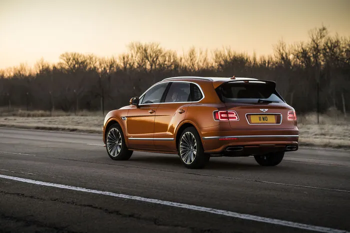 Dahinter beißen optional Keramikbremsen zu. Die größten und stärksten, mit denen bis dato ein Bentley ausgerüstet wurde, übrigens. Das maximale Bremsmoment liegt bei 6000 Newtonmetern.