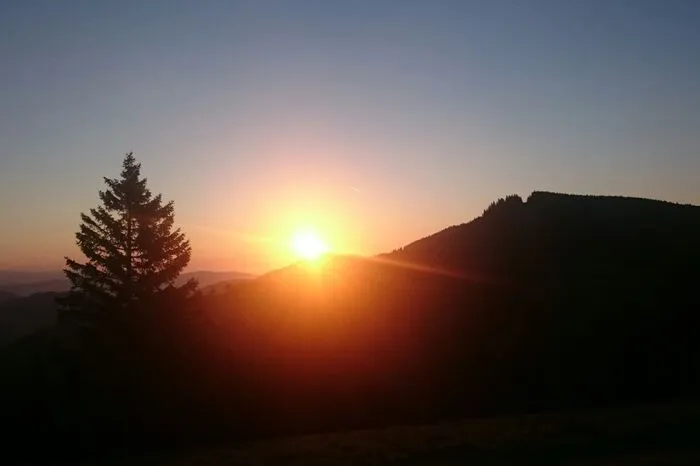 Diesen tollen Sonnenuntergang auf der Sommeralm sendete uns Edi Fischer aus Krottendorf bei Weiz.