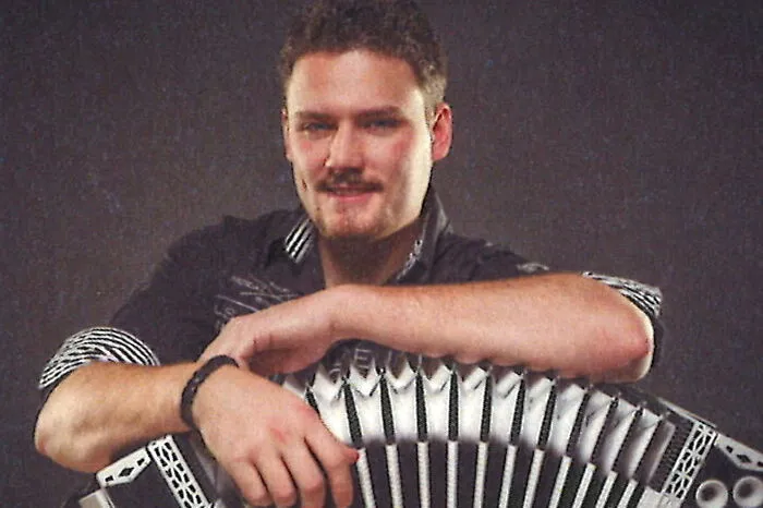 Bereis in der Kindheit hatte Musik im Leben von Stefan Hold einen großen Stellenwert. Schon mit acht Jahren erlernte der Murtaler, der aus Großlobming stammt, das Harmonikaspielen. Aktuell arbeitet der Musiker gemeinsam mit den Produzenten Michael Macher und Dominik Hemmer von „USP Enterprises“ am Debütalbum, das heuer erscheinen soll. Eigene Songs gibt es schon davor. „Speziell für den Auftritt beim ,Steirafest’ hab ich den Titel ,Geht’s uns guat’ geschrieben“, freut sich Hold.