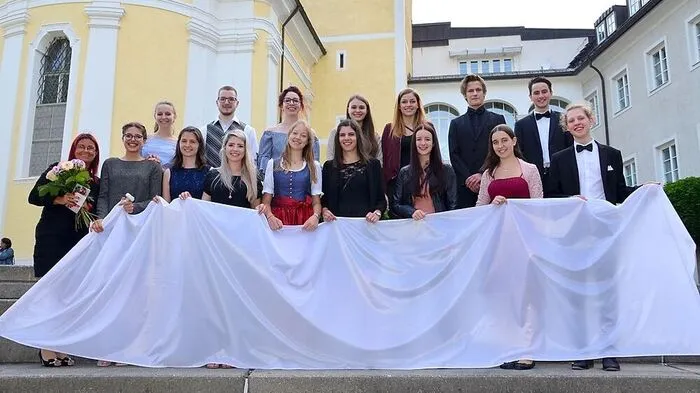 Die 8M-Klasse des BORG konnte als einzige im Bezirk die weiße Fahne hissen