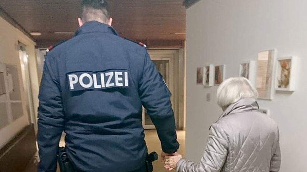 Dieser Polizist begleitet eine Seniorin aus dem Heim ins Freie