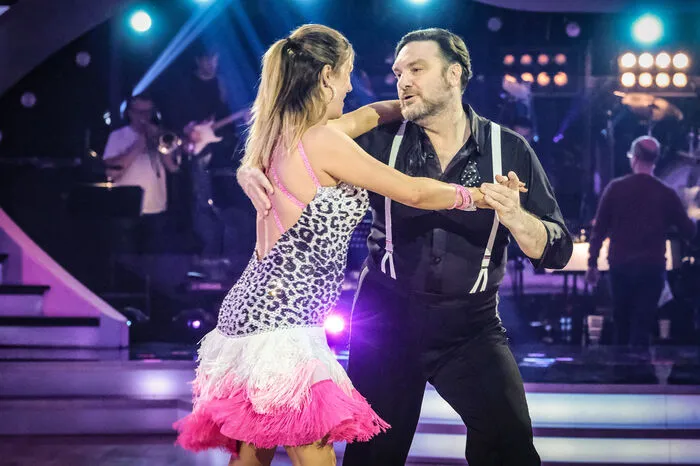 Martin Leutgeb (52) wurde u. a. durch die ORF-Serie „CopStories“ bekannt. Am Tanzparkett trat er mit Profitänzerin Manuela Stöckl an. Nach der dritten Show war das Abenteuer "Dancing Stars" für den 52-Jährigen schon wieder vorüber. 