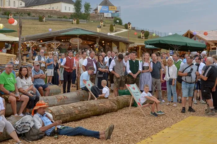 Für die musikalische Umrahmung sorgten die „Alpen-Dudler“ aus Tirol. Den Bieranstich nahmen Karl Feichtinger und Anton Meyer vor. Beide wurden von Landeshauptmann Fellner und Landeshauptmann-Stellvertreter Gruber mit dem „Goldenen Ehrenzeichen“ des Landes Kärnten ausgezeichnet. Zudem überreichte ihnen Wirtschaftskammer-Wolfsberg-Obmann Gerhard Oswald jeweils eine Ehrenurkunde für 25 Jahre „Gackern“.